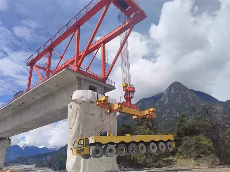 我公司為川藏鐵路制造的200噸懸臂起重機，順利交付使用